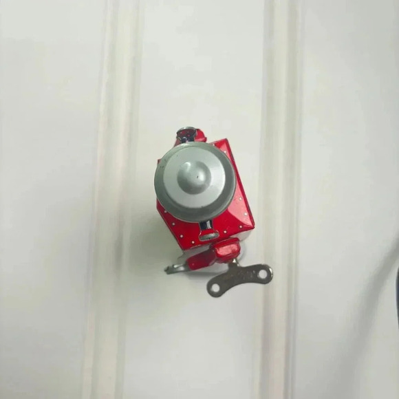 VINTAGE REAR CDW WIND-UP WALKING TIN ROBOT TOY -- works - Picture 12 of 15
